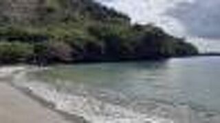 港からすぐ。母島市街地の前の砂浜