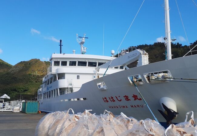 母島の「玄関」となる港です