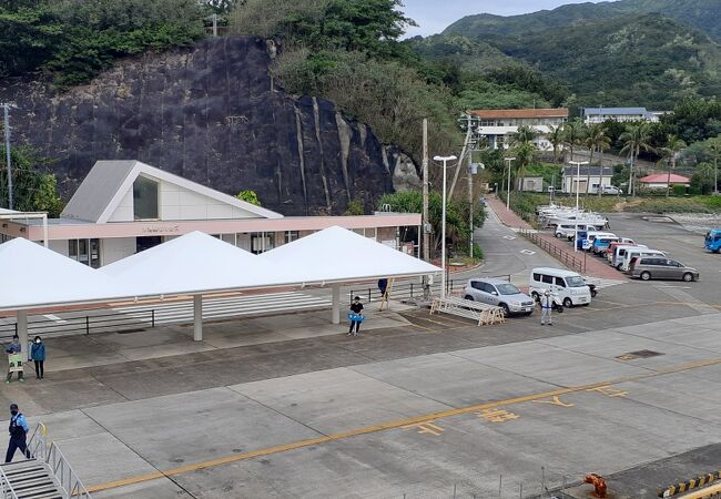 母島の沖港にある待合所