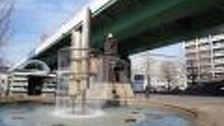 高速道路の下に。