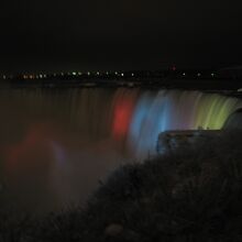 ライトアップされたカナダの側のナイアガラの滝