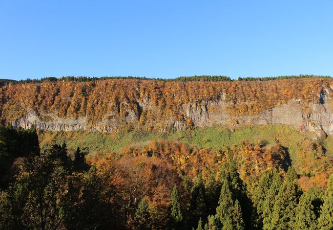 断崖と紅葉の景色がすばらしい