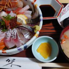 いつもは日本海定なので「刺身丼」オーダーは私的に珍しいです。