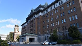 天守閣風屋根付きビル