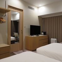 客室中央にバスルームの扉、珍しい造りです