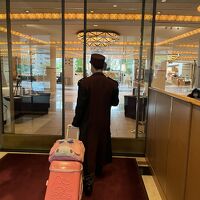 ホテルの中へ…私のキャリーケースを運んでくれたドアマン