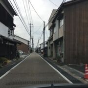 趣ある街並みが続く