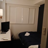 部屋は広さはないが機能的。