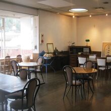 ２F休憩室（カフェ併設）の様子