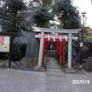 鳩森八幡神社の境内にあります。