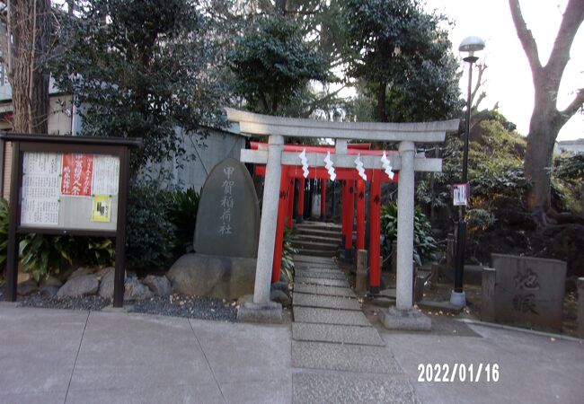 鳩森八幡神社の境内にあります。