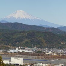 本曲輪東側の木の伐採で 富士山もみえるようになりました