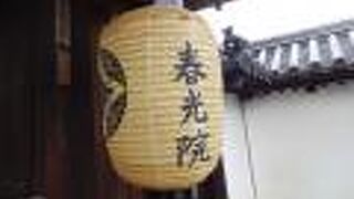 門の周辺の雰囲気がすごくいい寺院です。