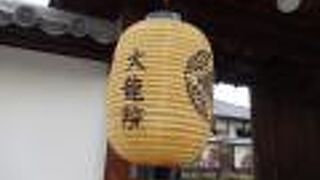 石の階段を登ったところに門があります。