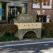 馬車道の往時を偲ばせる『牛馬飲水』