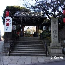 赤坂寄りの山門です。