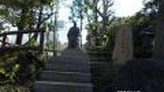 高橋是清記念公園の中にあります。