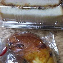 カツサンドとチーズのパン