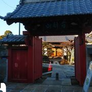 赤い山門が印象的な寺院。