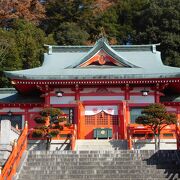 高台の上に鎮座する縁結びの神社