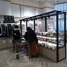 レジの横にイートインスペースがあり気軽に食べられます。