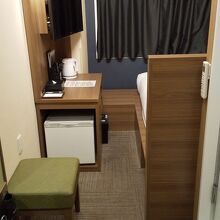 狭いお部屋ですが、寝るだけなら快適