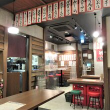 昭和レトロな雰囲気の店内