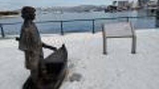 アメリカに蜜出国するために小舟に乗った若き日の新島襄のブロンズ像が西波止場にあります
