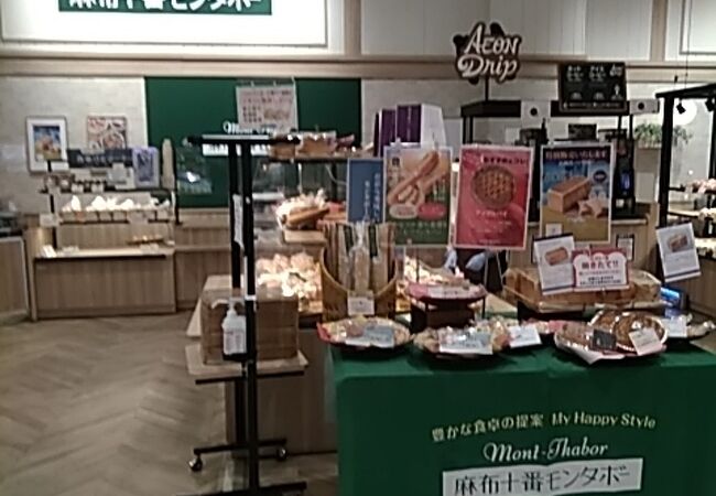 イートインスペースが横にあり、買ってすぐ食べられます。