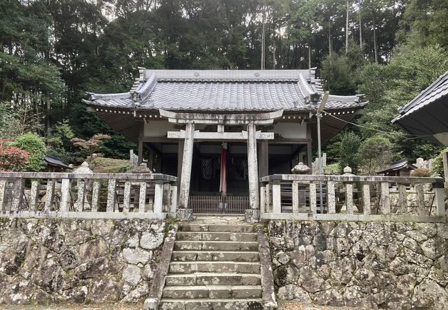 上田柏山作の彫物がある神社です。