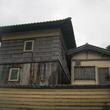 入口に聳える文庫は重要文化財に指定されています