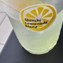 レモン味焼きドーナツのほかに頼んだスタンダードなレモネード。