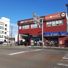 JR会津若松駅お向かいの会津バスターミナルにあります。