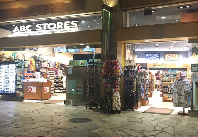 売店です。 ABCストア (ワイキキ ビーチ ウォーク店) クチコミ・アクセス