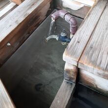 硫黄らしき沈殿物あり。歩き疲れた足が癒されました。