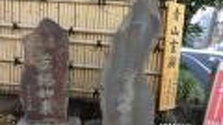 熊野通りに面した寺の一つです。