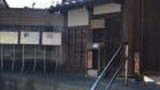 日蓮聖人坐像あり