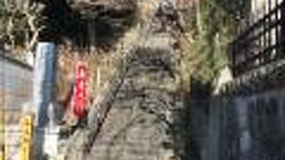 お堂に繋がる坂