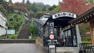 白虎隊関連史跡以外の見どころもあり。長い階段は苦手と言う方は有料のスロープコンベアでどうぞ。