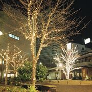 草津駅東口バスターミナル前にある広場とお店。