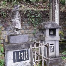 白虎隊自刃の地には、鶴ヶ城方向を望む隊員の像が。