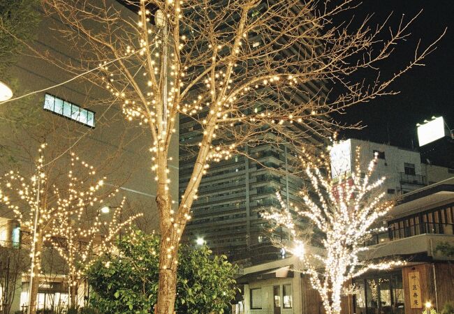 草津駅東口バスターミナル前にある広場とお店。