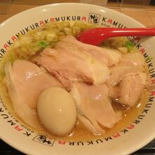 小チャーシュー煮卵ラーメン　麺は普通量でしたが肉はすごい量