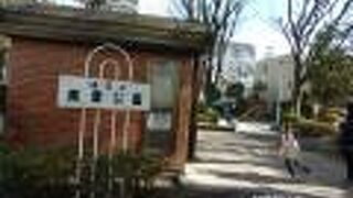 都立青山公園と隣接しています。