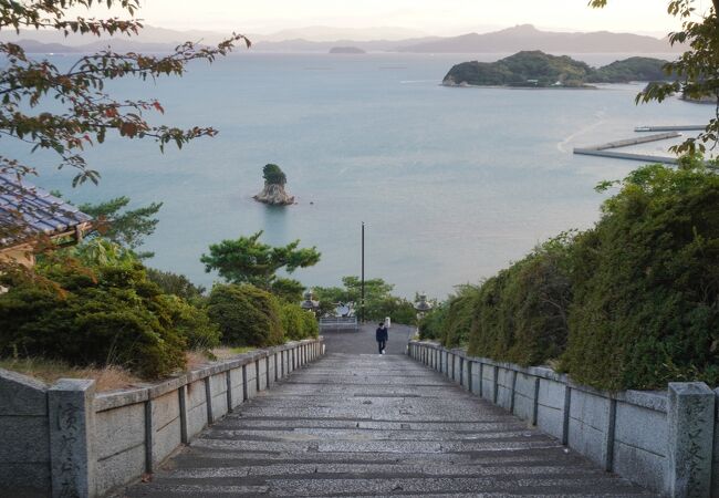 石段を一直線に降りていく先に小島や入り江がいい感じ