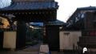 境内の緑が多い落ち着いた寺院