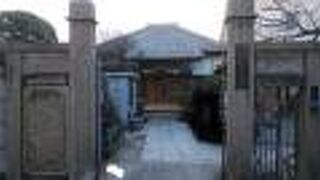 細い道の奥にある寺院