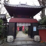 川沿いの遊歩道を歩きながら、こちらのお寺に来ました。