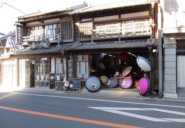 2階部分が格子の柵で出窓のようになっいます