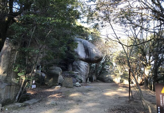 鬼の差し上げ岩